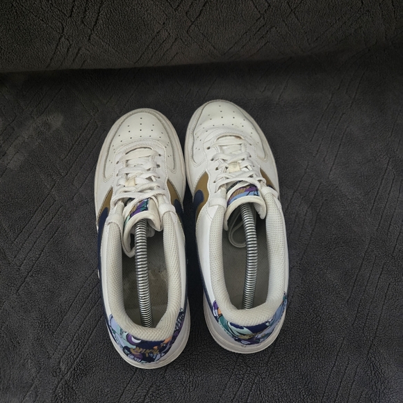 Nike Air Force Low LV8 GS Shoes Youth Sz 6.5Y Casual Sneakers White Gold Floral. - Picture 6 of 9